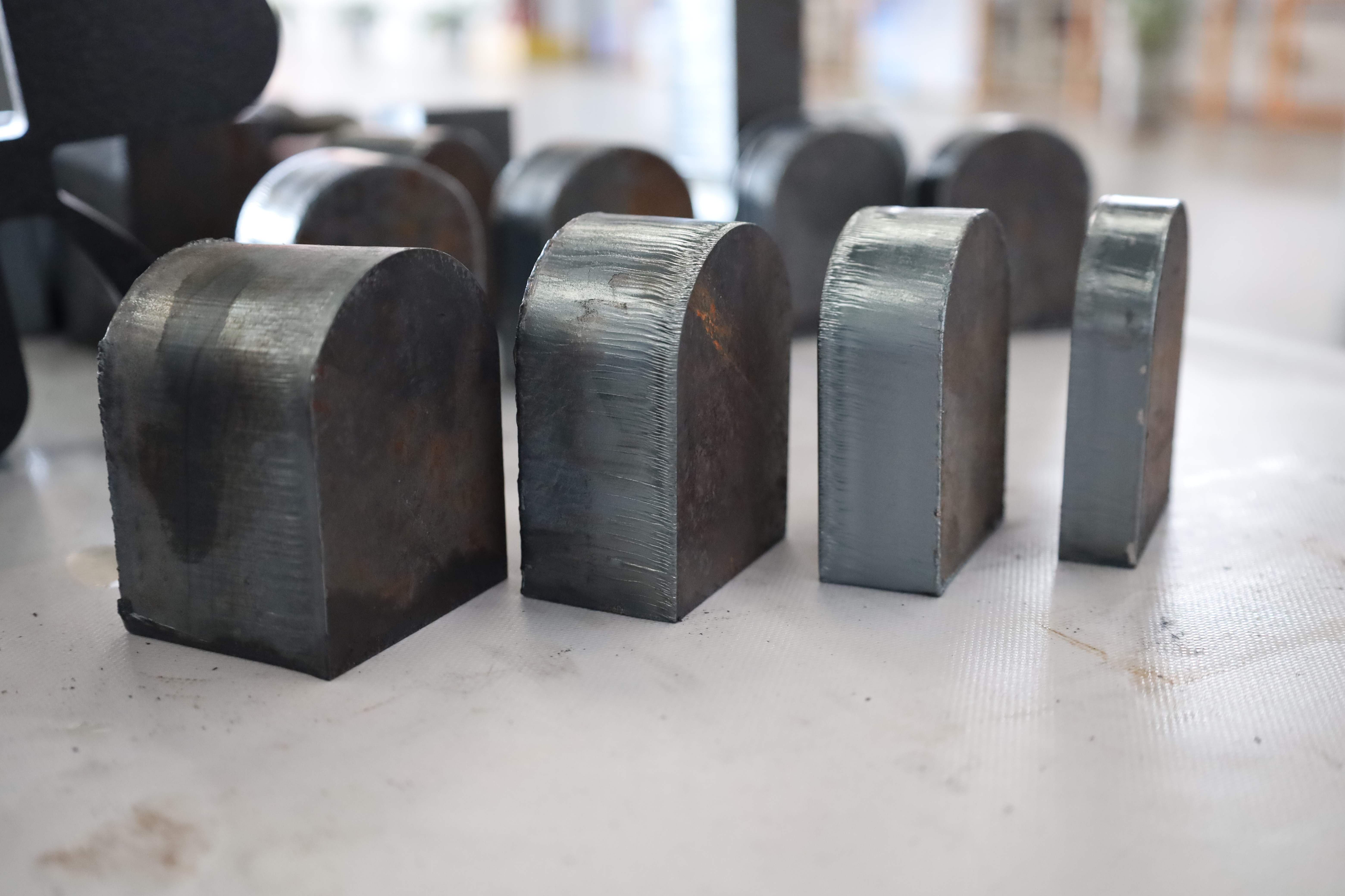 Cắt laser tấm kim loại là phương pháp cắt được sử dụng rộng rãi.